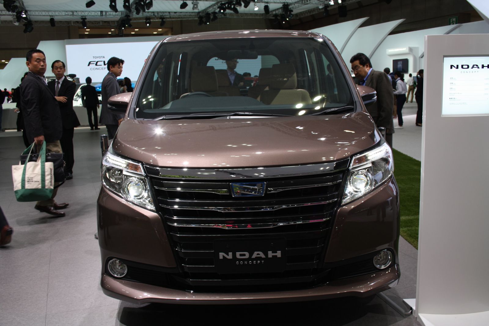 Toyota noah габариты